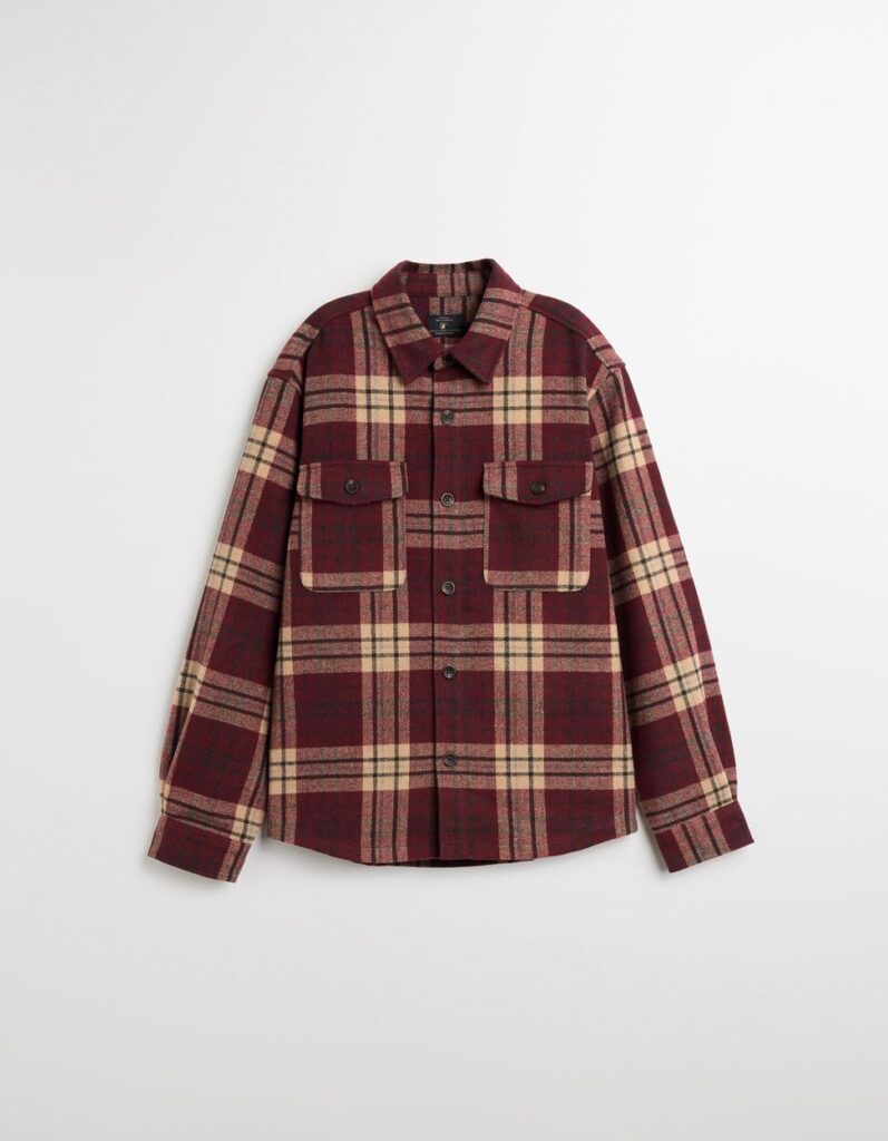 Camisa xadrez vermelha com bolsos frontais.