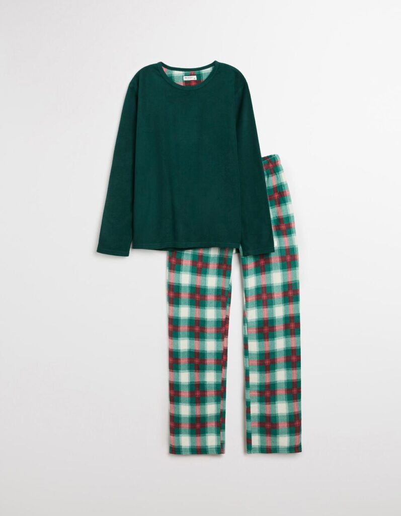 Pijama de inverno verde com padrão xadrez.