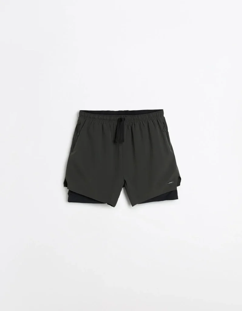 Calções desportivos masculinos verde escuro com forro preto.