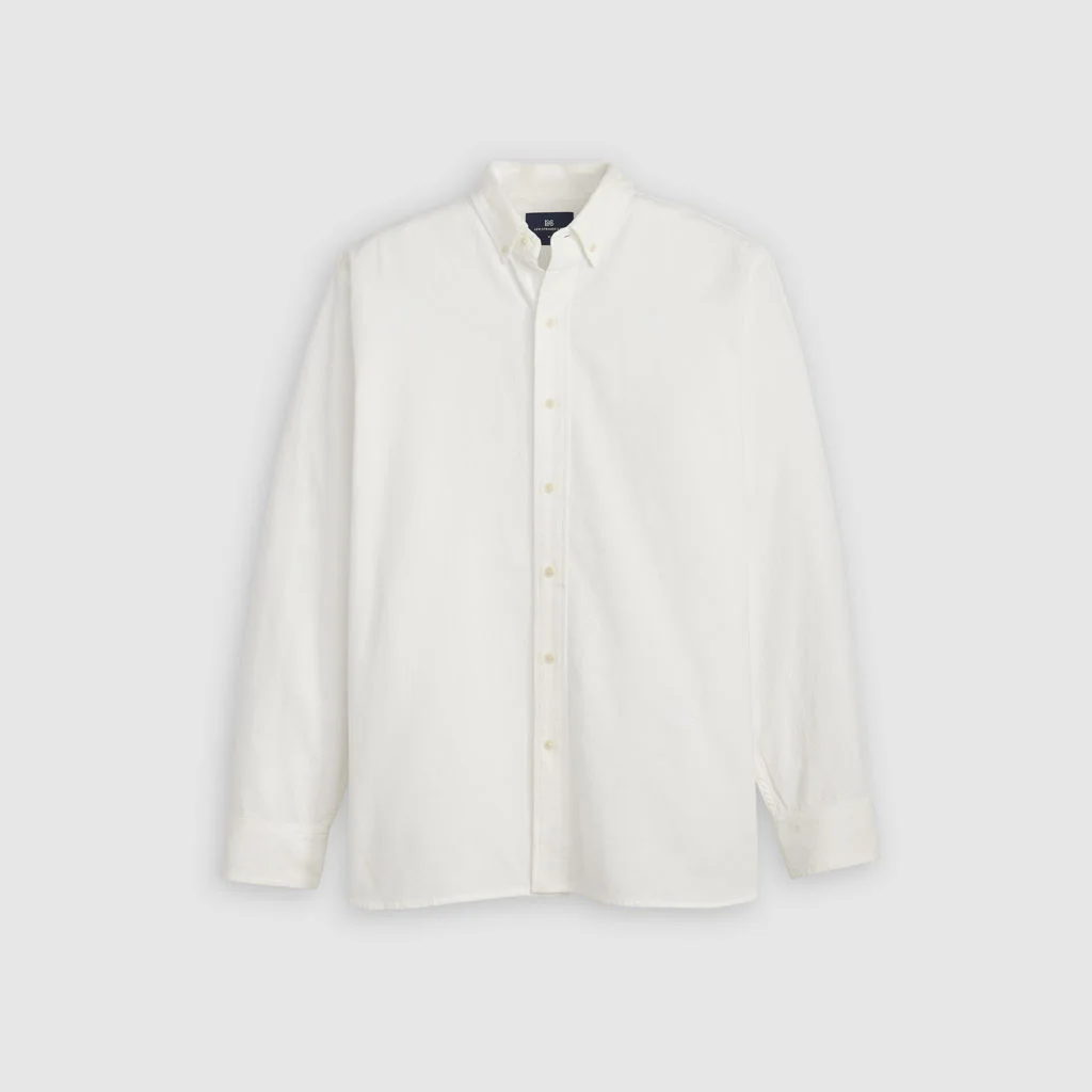 Camisa branca de manga comprida com colarinho abotoado.