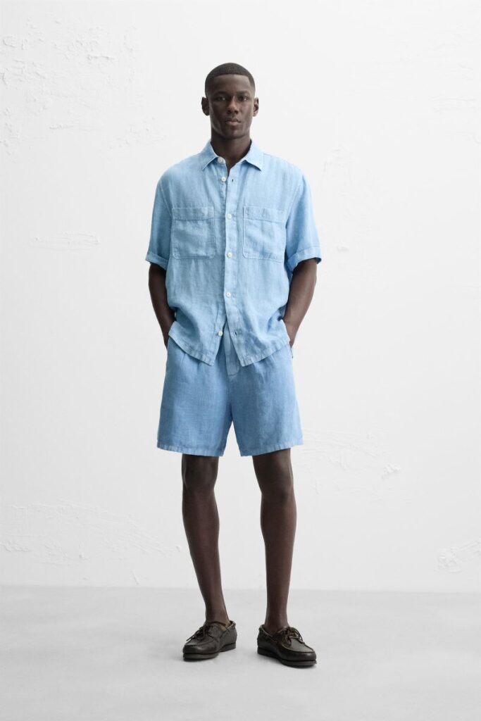 Homem vestindo conjunto azul claro.