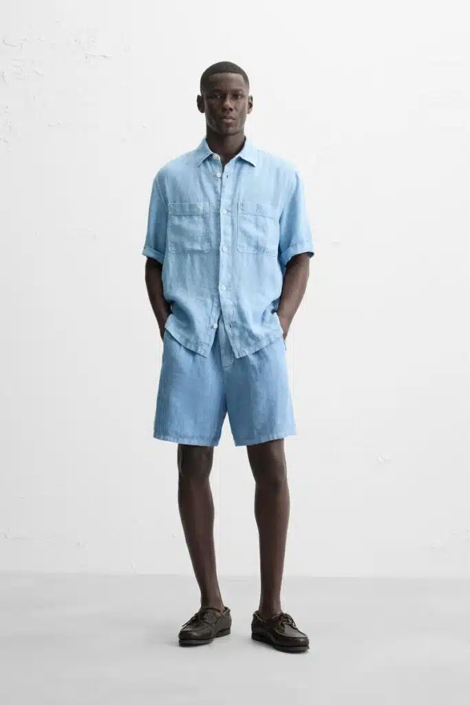 Homem vestindo conjunto azul claro.