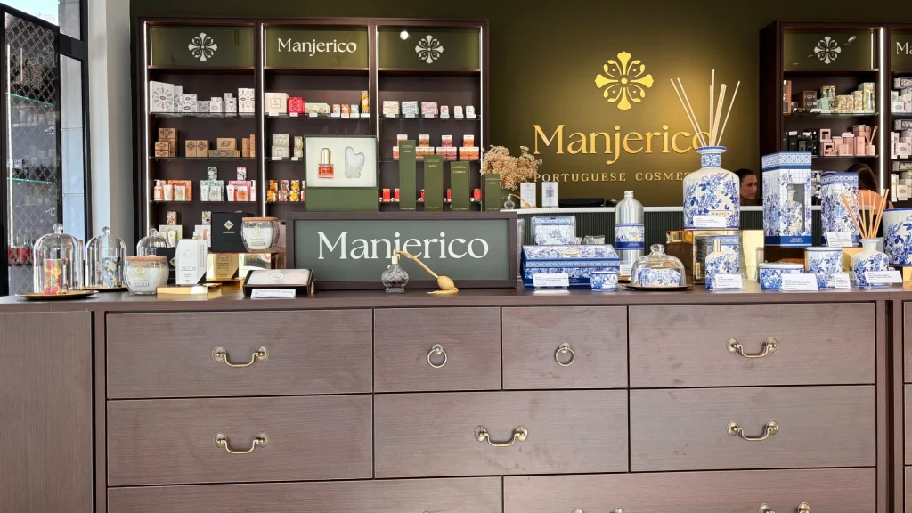 Balcão da loja Manjerico com produtos cosméticos portugueses expostos.