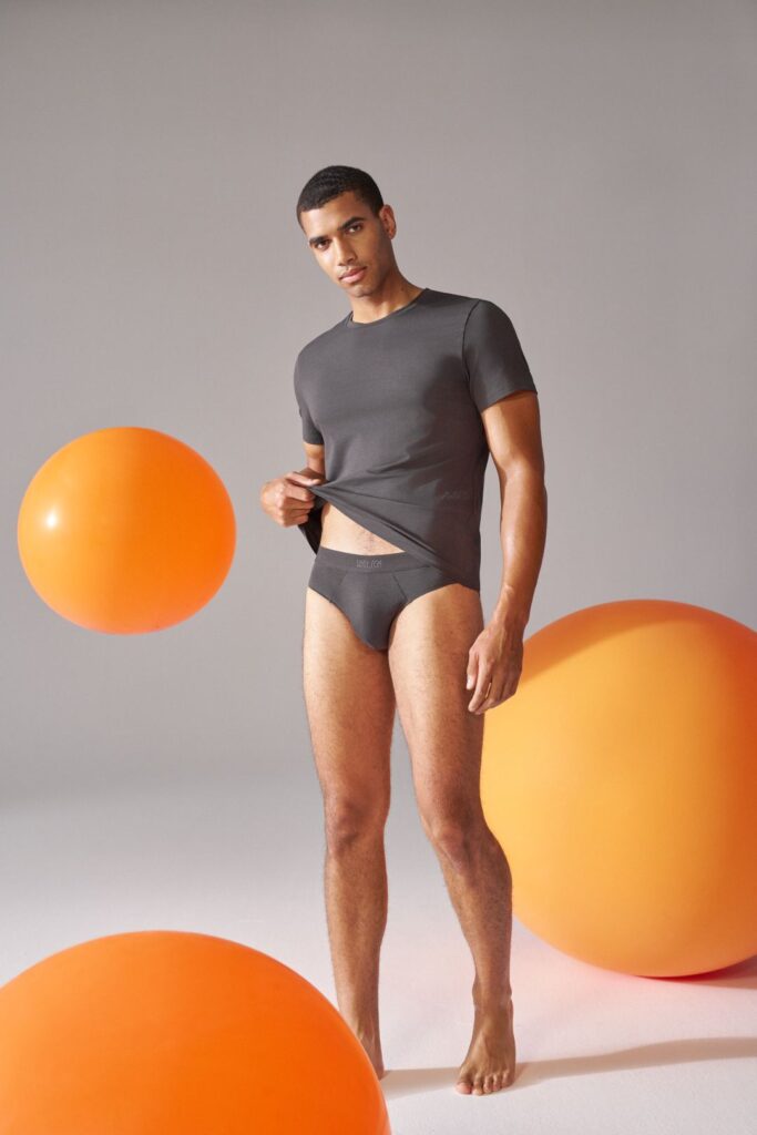 Modelo em roupa interior com bolas laranjas