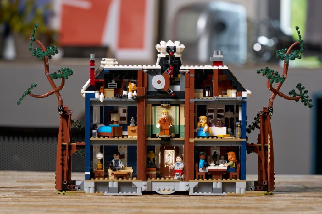Casa de brinquedo LEGO com minifiguras.