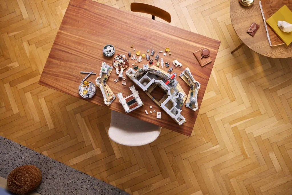 Vista aérea de conjunto LEGO em construção sobre mesa.