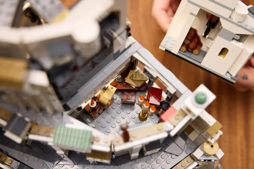 Pormenor do interior de uma construção LEGO de Rivendell.