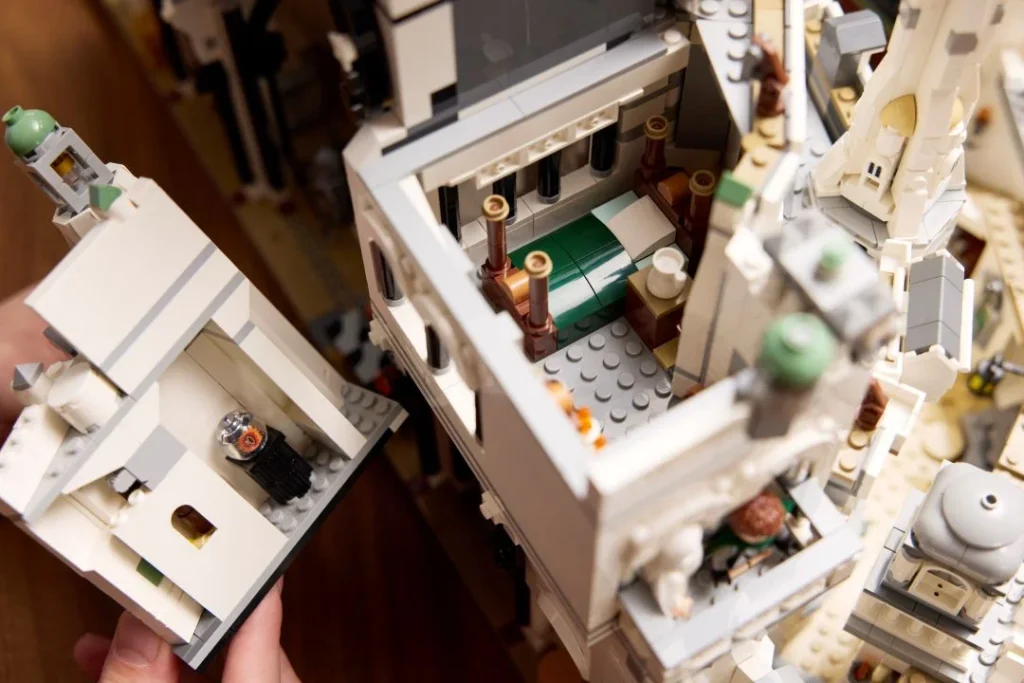 Vista superior dos detalhes interiores de um castelo LEGO.
