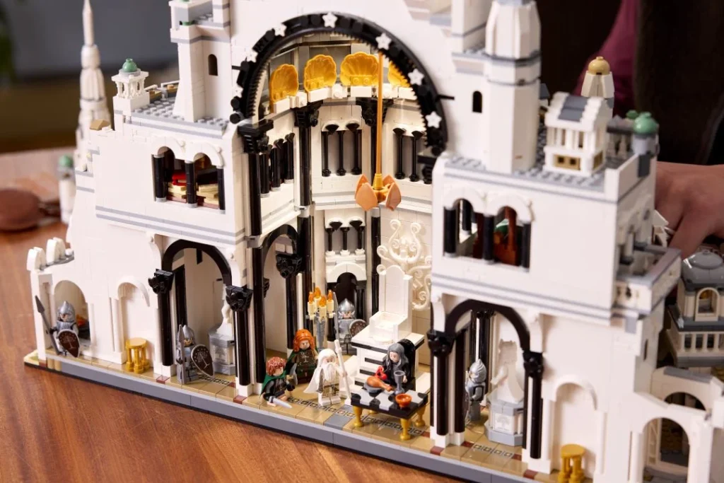 Modelo LEGO do grande salão de Minas Tirith com minifiguras.