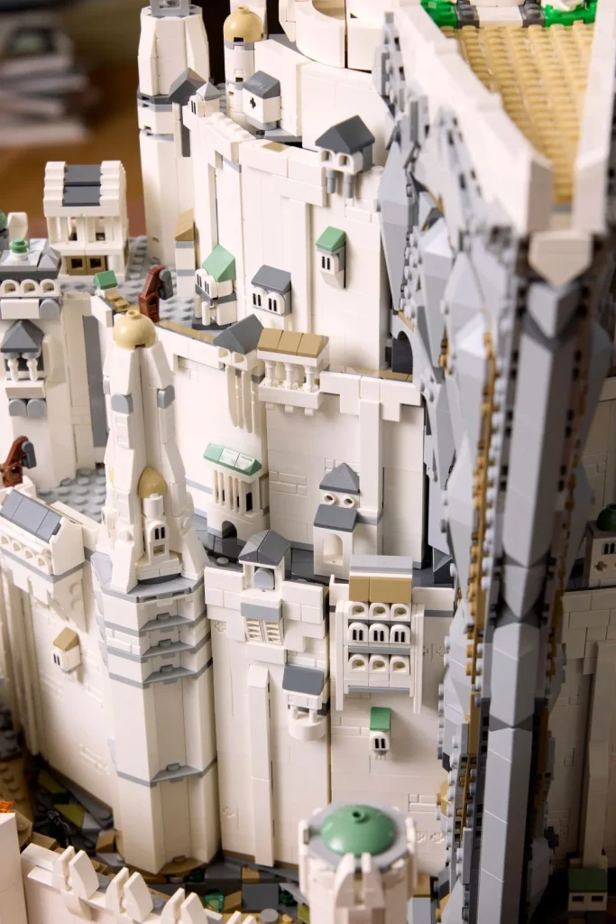 Modelo detalhado de um castelo branco construído com peças LEGO.