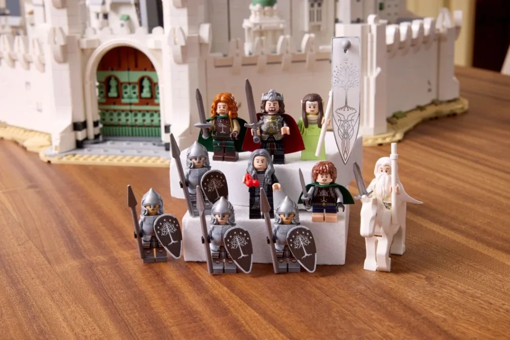 Minifiguras LEGO de O Senhor dos Anéis em Minas Tirith.
