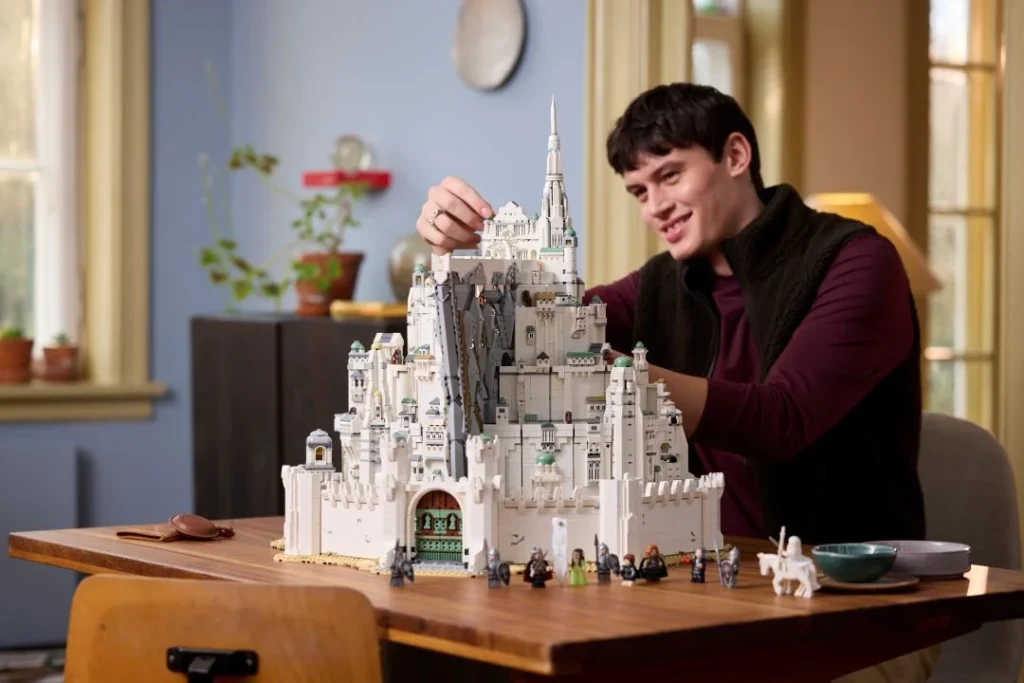 Homem a montar o set LEGO de Minas Tirith.