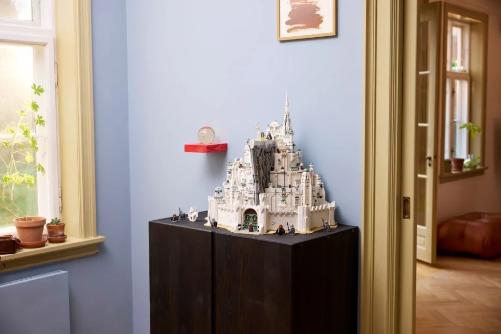 Modelo LEGO de Minas Tirith sobre um armário escuro.