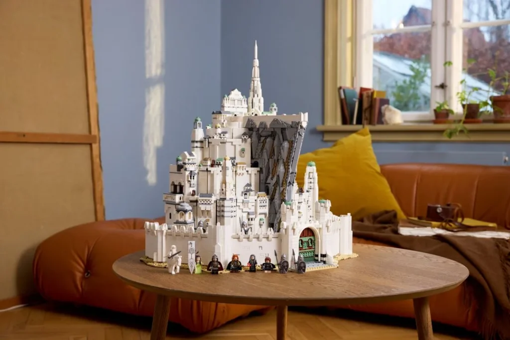 Maquete LEGO de Minas Tirith sobre mesa de madeira circular.