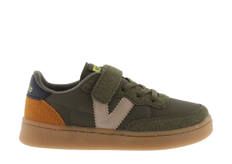 Sapatilhas verdes com velcro para crianças.