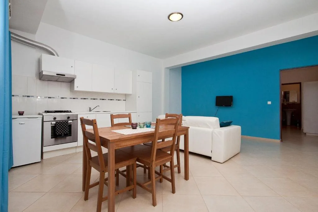 Um espaço moderno e acolhedor, perfeito para estadias relaxantes. Combine funcionalidade e estilo neste estúdio luminoso do Aparthotel Praiano no bairro de Palmarejo na cidade da Praia em Santiago Cabo Verde.