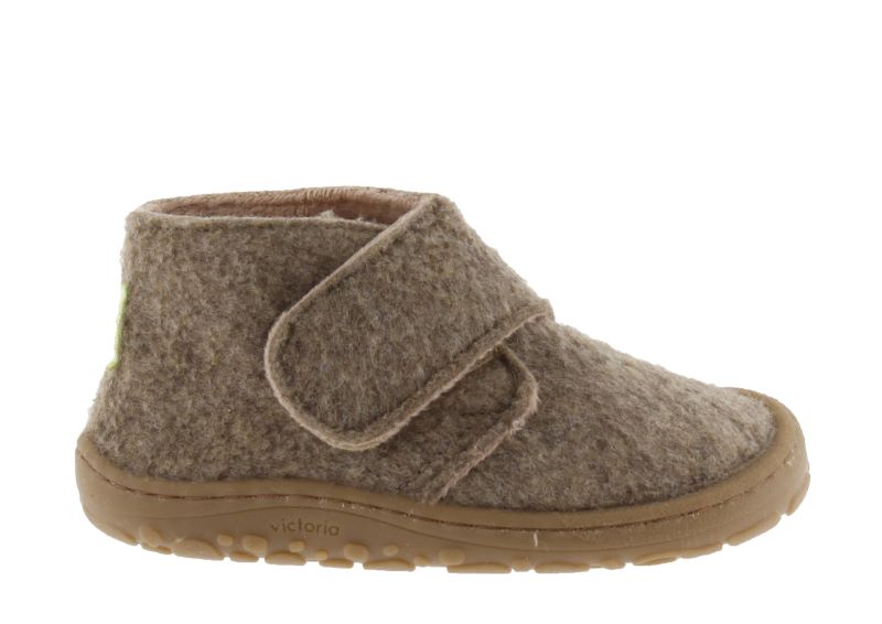 Bota infantil castanha com velcro.