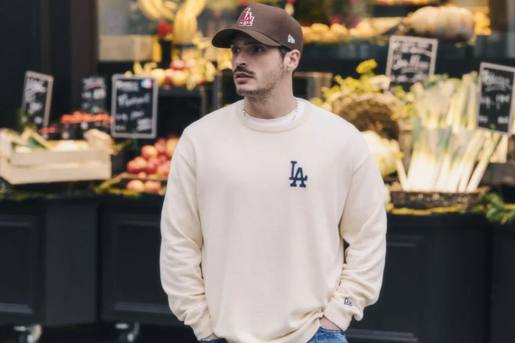 Homem com camisola e boné LA Dodgers em mercado.