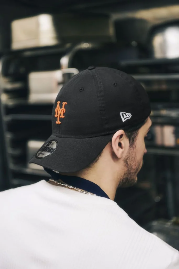 Homem com boné preto dos New York Mets.