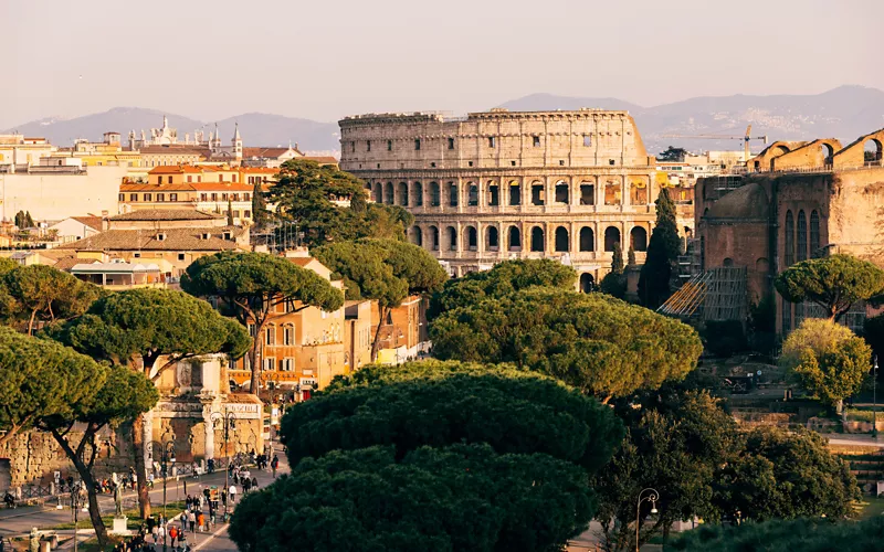 Vista panorâmica do Coliseu de Roma sob luz quente.