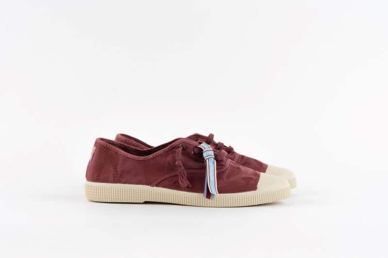 Sapatos vermelhos com sola branca