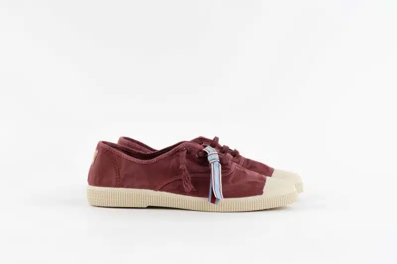 Sapatos vermelhos com sola branca