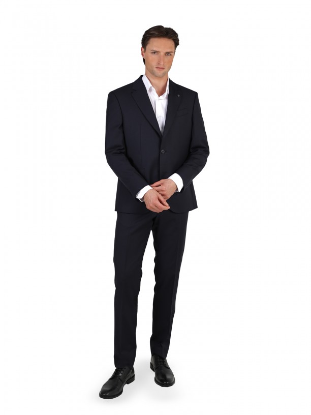 Homem com fato preto e camisa branca.
