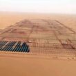 Planta solar no deserto ampliando energia renovável.