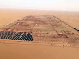 Planta solar no deserto ampliando energia renovável.
