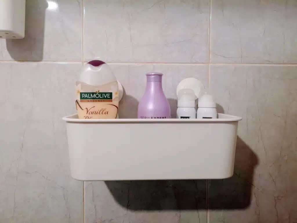 Como decorar a casa de banho sem furar azulejos