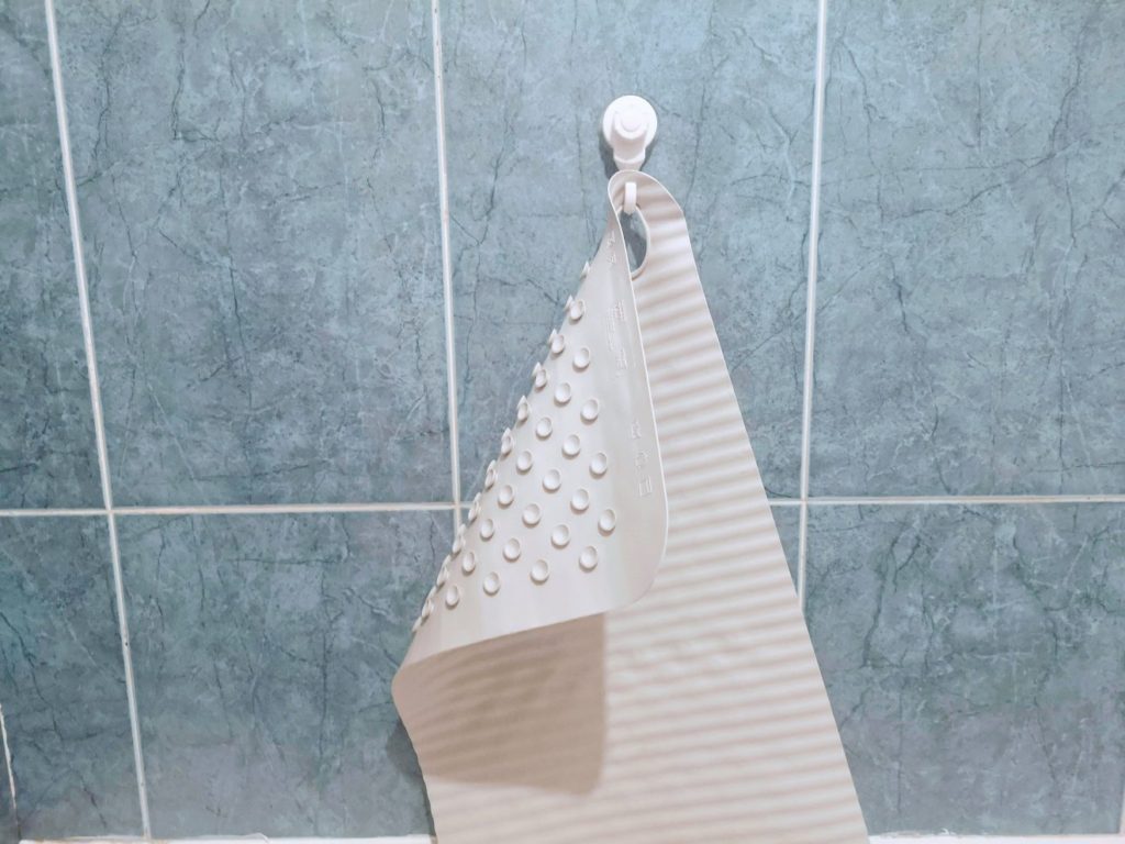Como decorar a casa de banho sem furar azulejos