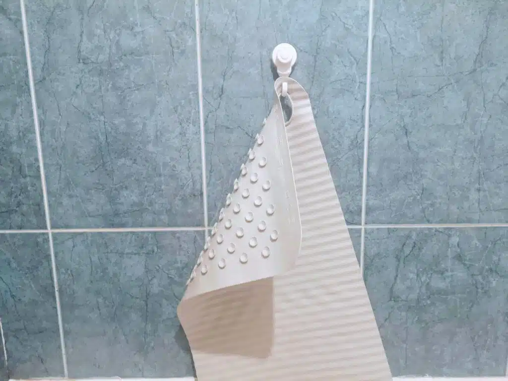 Como decorar a casa de banho sem furar azulejos