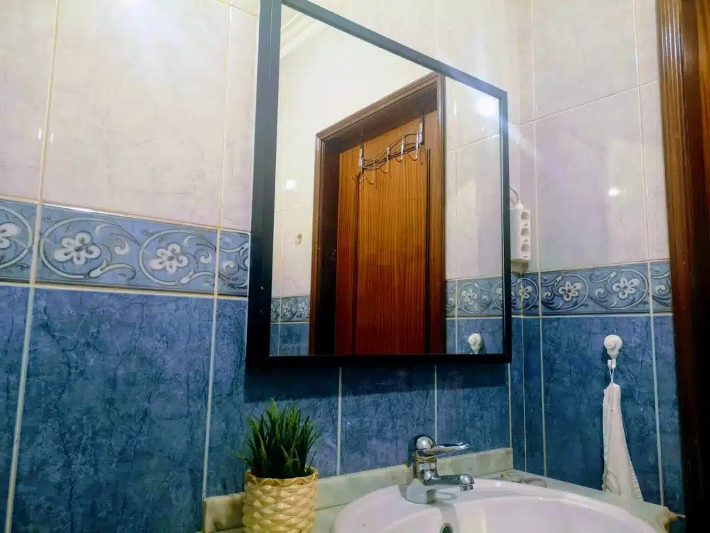 Como decorar a casa de banho sem furar azulejos