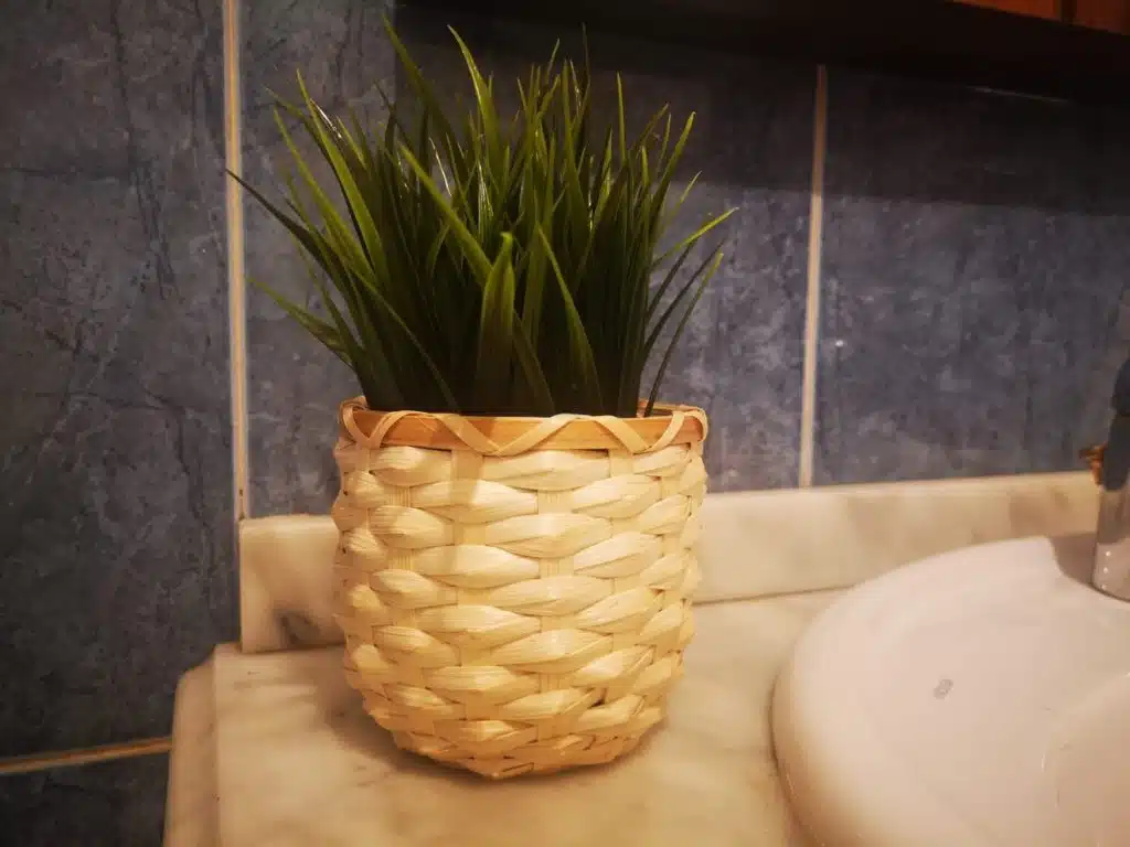 Como decorar a casa de banho sem furar azulejos