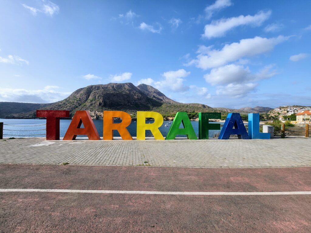 Letreiro da zona do Tarrafal na ilha de Santiago em Cabo Verde