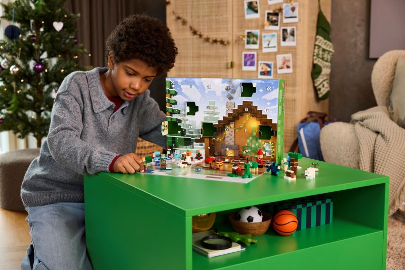 Criança a brincar com calendário de Natal LEGO.