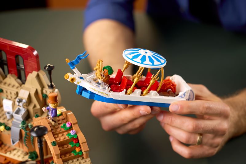 Pessoa segura barco miniatura de LEGO