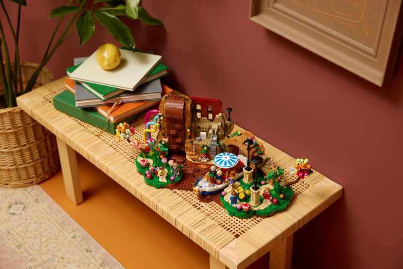 Mesa decorada com objetos e miniaturas coloridas.