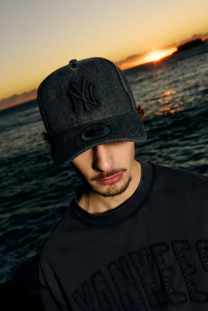 Homem com boné Yankees, pôr do sol.