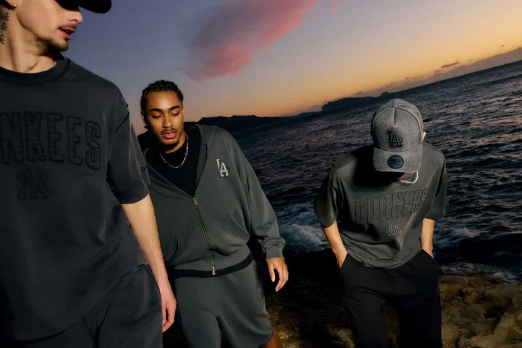 Pessoas com roupa Yankees e Dodgers ao pôr do sol