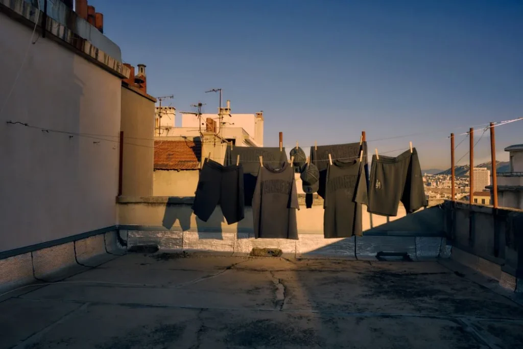 Roupa estendida num terraço ao sol