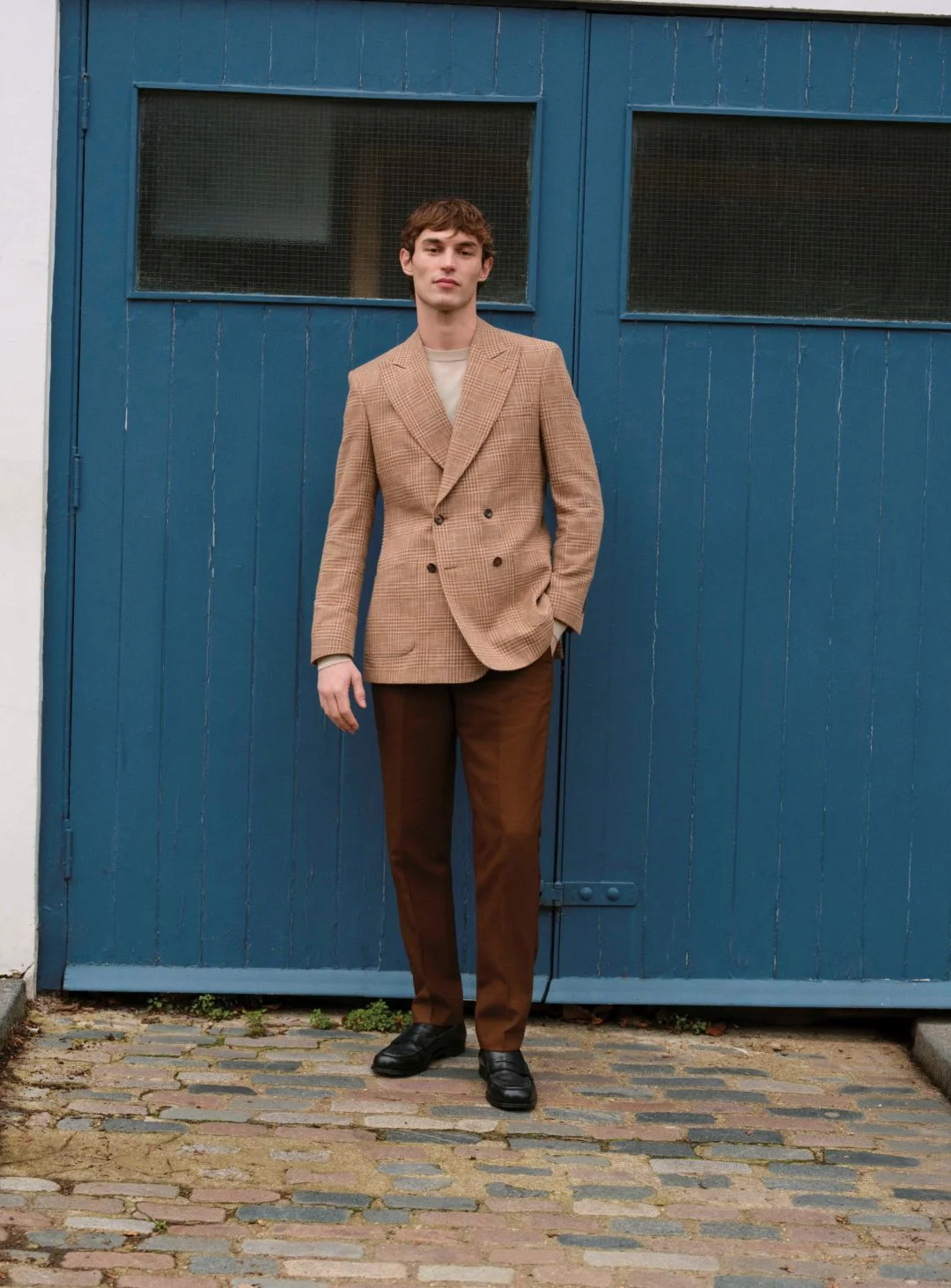 Homem elegante com fato castanho.