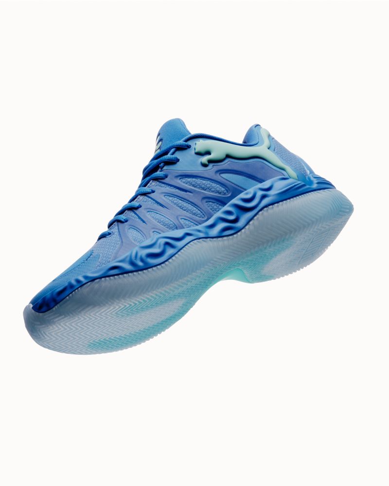 Ténis desportivo azul com sola texturizada.