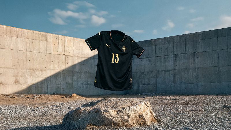 Camisola preta de futebol flutuando ao ar livre.