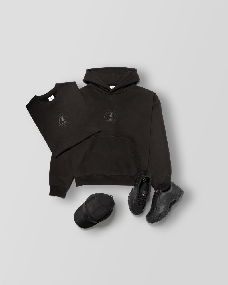 Conjunto de roupa casual preta com ténis e boné.