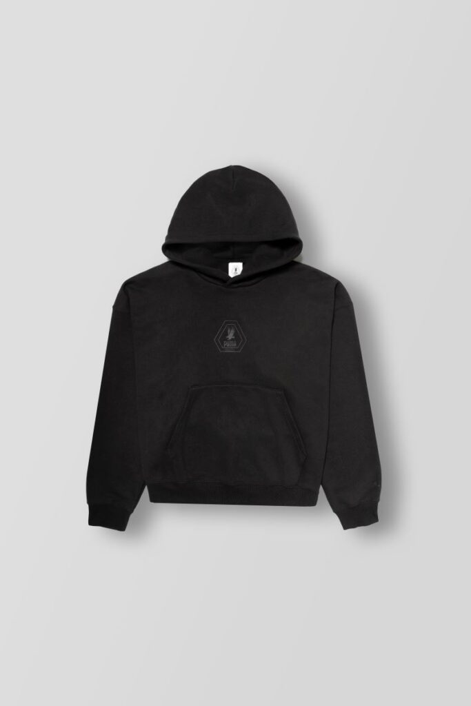 Camisola preta com capuz, design minimalista.