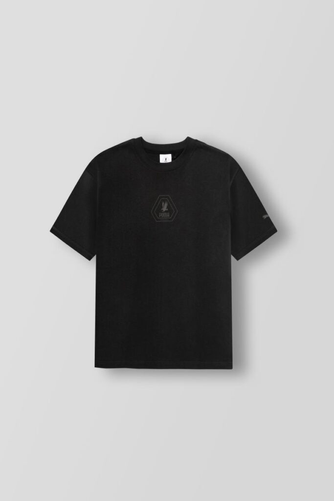 Camiseta preta unissexo com logotipo no peito.