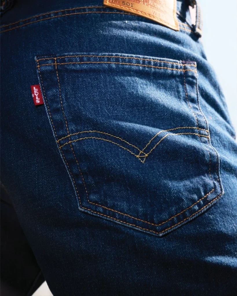 Jeans Levi's azuis, bolso traseiro com etiqueta vermelha.