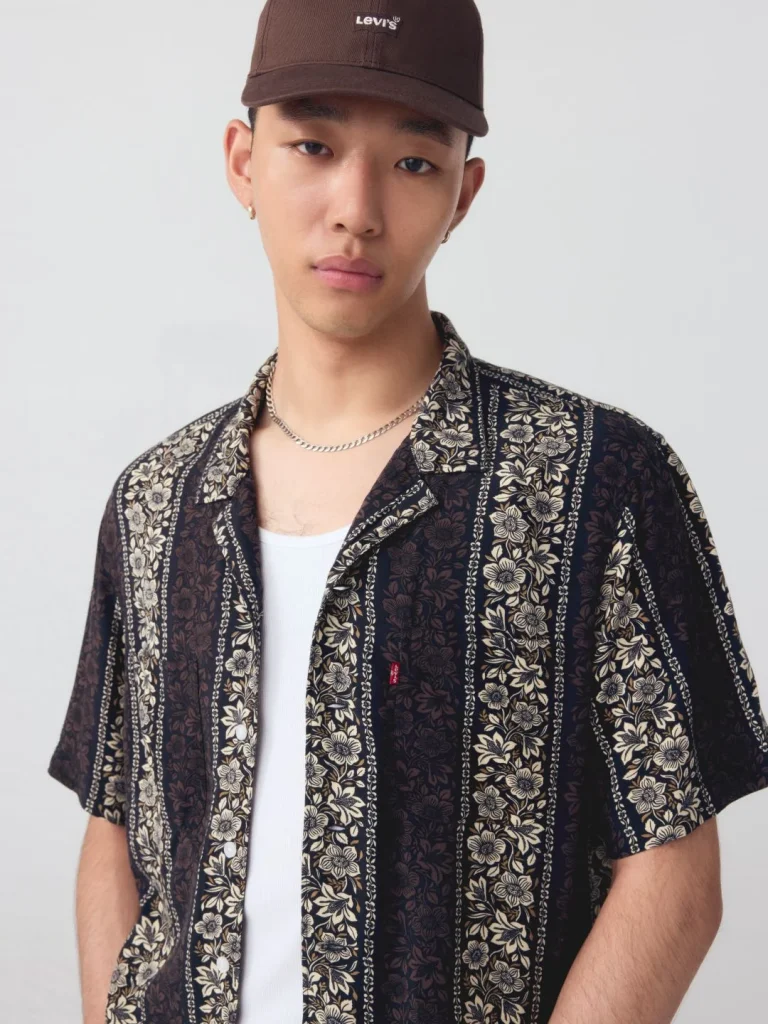 Jovem com boné Levi's e camisa florida estampada.