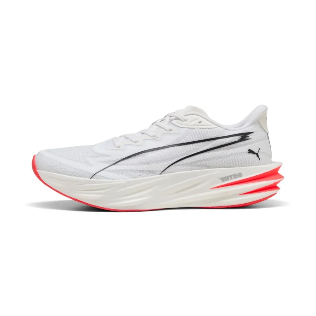 Sapatilha de corrida Puma branca com detalhes em vermelho e preto.